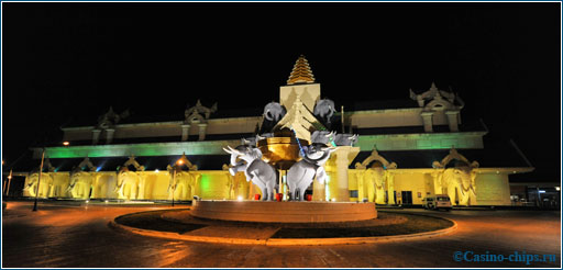 Казино Savan Vegas в Лаосе. Крупное игорное заведение, находящееся на границе с Таиландом. Казино выполнено в стиле дворца, поддерживаемого со всех сторон слонами (символами счастья и удачи).