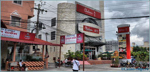 Казино Chateau в Бавете, Камбоджа. Небольшое игорное заведение, занимающее несколько этажей здания на границе Камбоджи и Вьетнама.
Фото 2012 года.