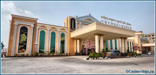 Казино Titan King в Бавете, Камбоджа. Самое крупное игорное заведение на границе с Вьетнамом.
Фото 2012 года.