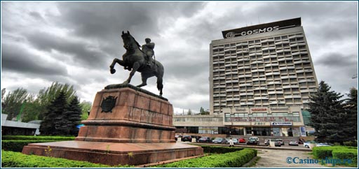 Казино Космос в Кишиневе, Молдова. Игорное заведение при одноименном отеле в центре города. Перед гостиницей установлен памятник Григорию Котовскому.
Фото 2011 года.