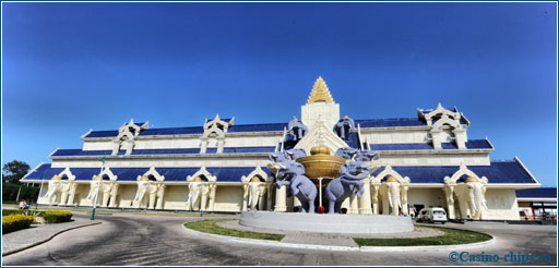 Казино Savan Vegas в Лаосе. Крупное игорное заведение, находящееся на границе с Таиландом. Казино выполнено в стиле дворца, поддерживаемого со всех сторон слонами (символами счастья и удачи).