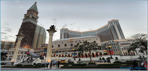 Казино Venetian в Макао. Самое популярное игорное заведение столицы Азартных Игр. Многоплановый развлекательный центр с большим казино и красивыми фишками.
Фото 2013 года.