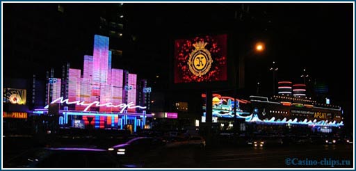 Казино Мираж и казино Арбат в Москве. Ночной вид на улицу Новый Арбат и два казино на ней. Оба закрылись в июне 2009 года.
Фото 2009 года.