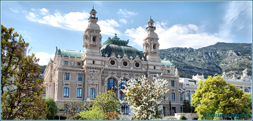 Казино Монте-Карло в Монте-Карло, Монако. Вид на одно из самых известных игорных заведений в мире со стороны моря.
Фото 2011 года.