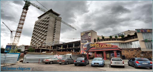 Казино Napoleon Palace в Кишиневе, Молдова. Самое крупное и массовое казино города в 2011 году. Лидер рынка.
Фото 2011 года.