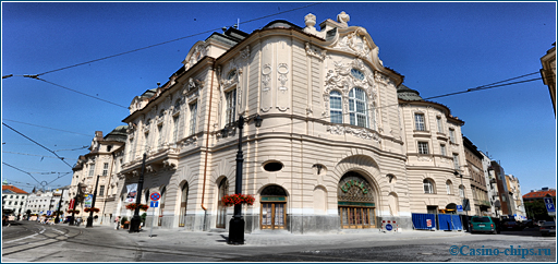 Казино Cafe Reduta в Братиславе, Словакия. Лидер игорного бизнеса столицы западно-славянского государства, находящийся в историческом здании в центре города.
Фото 2012 года.