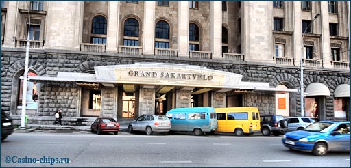 Казино Grand Sakartvelo в Тбилиси, Грузия. Презентабельный столичный игорный дом, который закрылся в 2011 году.
Фото 2011 года.