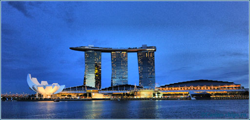 Казино Marina Bay Sands в Сингапуре. Самый дорогой в мире проект мегаказино. Один из символов Сингапура.
Фото 2013 года.